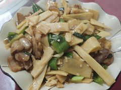 五花肉炒鲜笋-华园农庄·特色炭烧鸡·北江河鲜