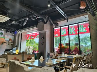 #特色烤鱼  有两层楼，1楼和外摆是堂食的