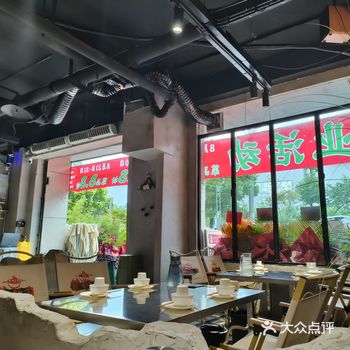 #特色烤鱼  有两层楼，1楼和外摆是堂食的