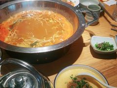 -野山舂·贵州现舂酸汤火锅(鸿通城店)