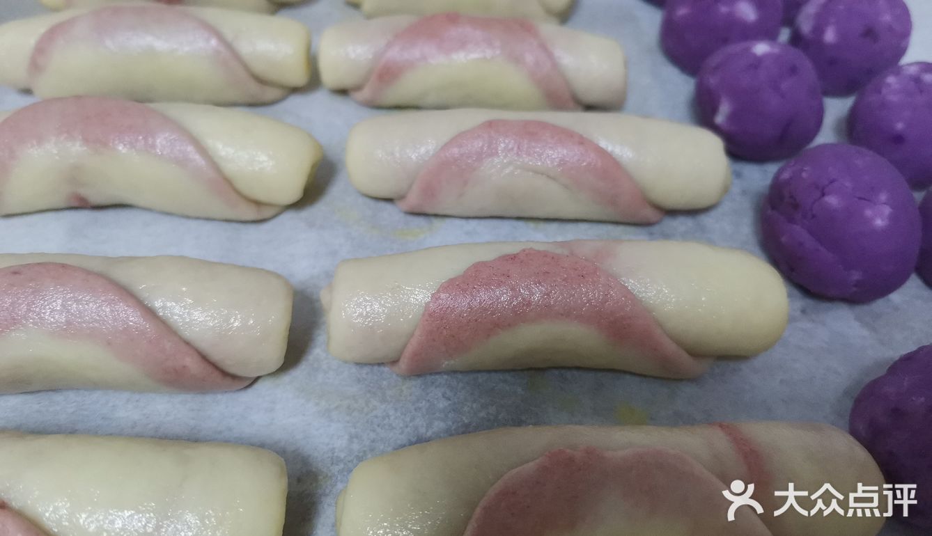 变成更长的一条，再卷起来，盖上保鲜膜