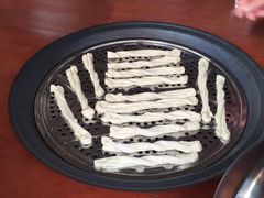 -粘豆包柴火铁锅炖