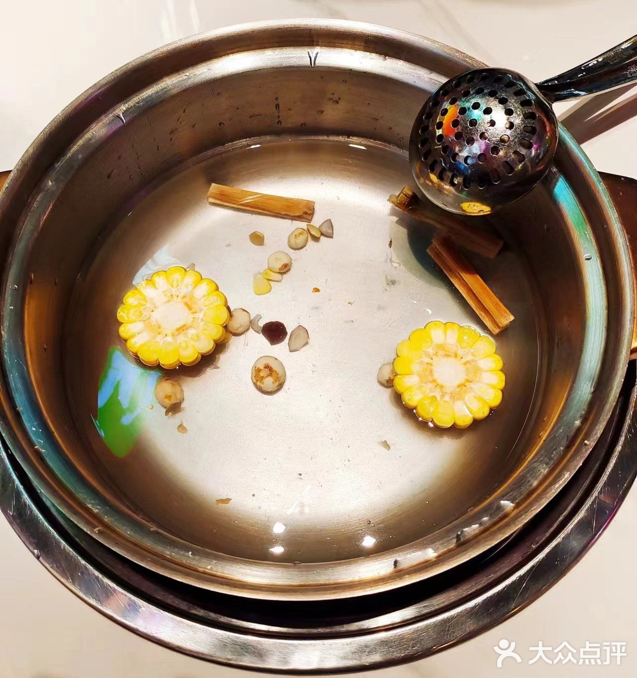 正宗的文昌鸡。汤底清甜，鸡肉嫩滑，入口满满的幸福感