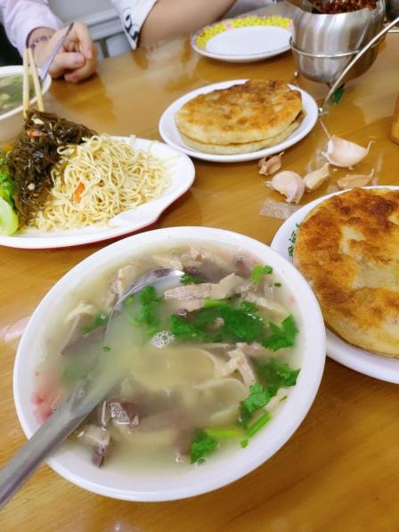 羊汤馅饼快餐-"位置……在青年大街地铁口,出来之后,往南.