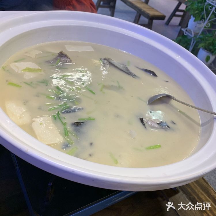 快餐品行业里面应该服务算好的，服务员也比较多