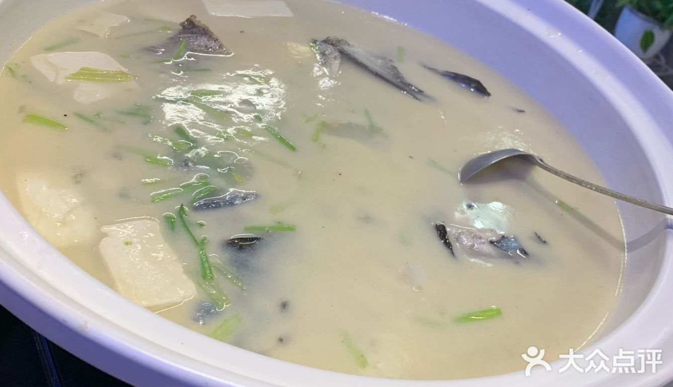 快餐品行业里面应该服务算好的，服务员也比较多