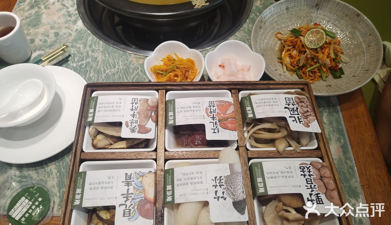 那就快来昆明翠湖边，让自己沉浸在野生菌火锅的世界里