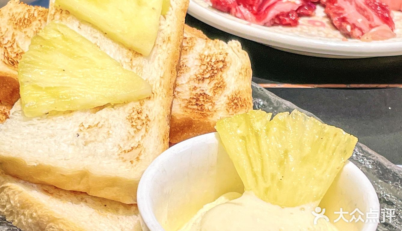 怎么会有这么懂我的店啊！奶fufu的烤菠萝冰淇淋面包🍍