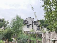 -田园东方蜜桃村的田野营地
