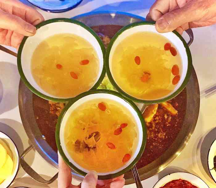 洋瓷碗老火锅(沈家坝店)-"三桥头的路边摊美食已蔚然成风以前单靠一.