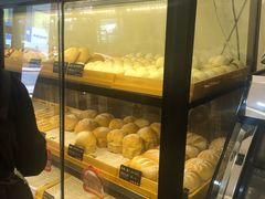 面包甜点陈列柜-啊噗吐呦现场烘焙(麦凯乐店)