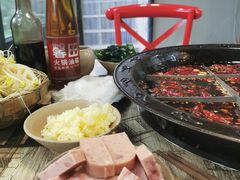 -渝嘴小老弟老火锅(华新村店)