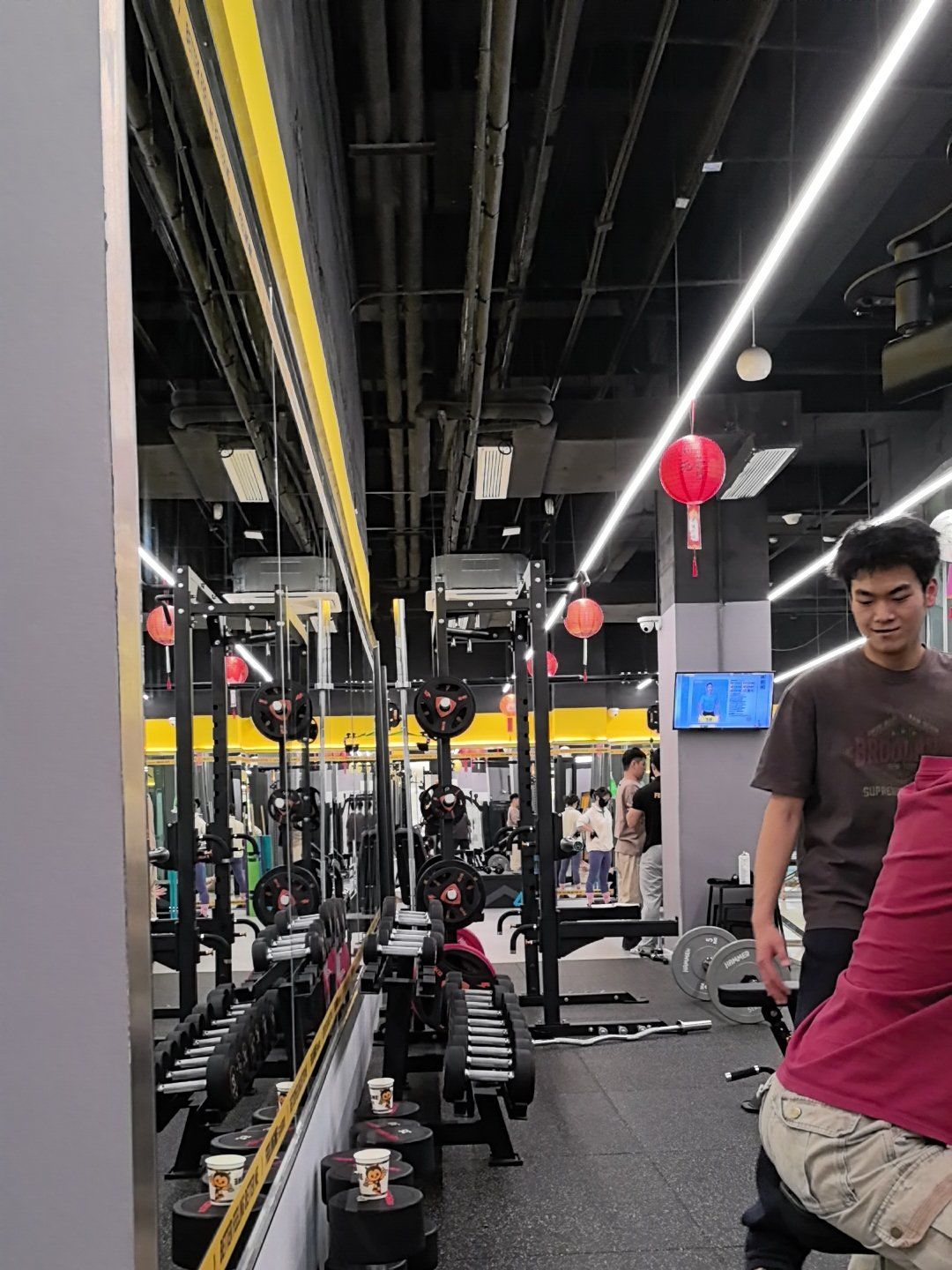 健身房晚上真热闹