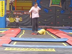 -爱蹦iBOON蹦床运动馆(江汉店)