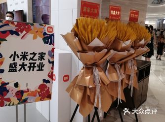 很多顾客都和我一样拿着手机在欣赏,爱不释手