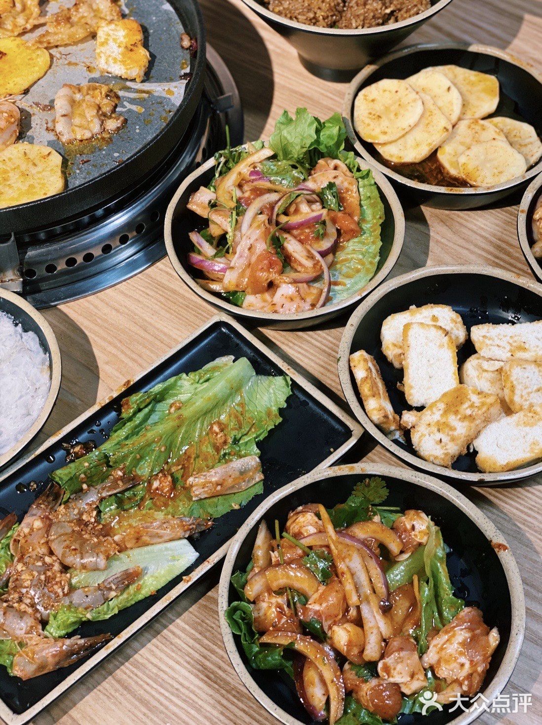 烤过之后还有肉汁，配上店里的蘸料，真的是一绝！