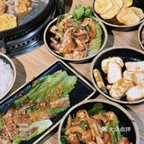 烤过之后还有肉汁，配上店里的蘸料，真的是一绝！
