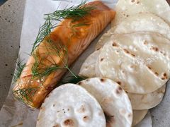 烟熏三文鱼配烤饺子皮和芥末籽酱-BOR Eatery(安福路店)