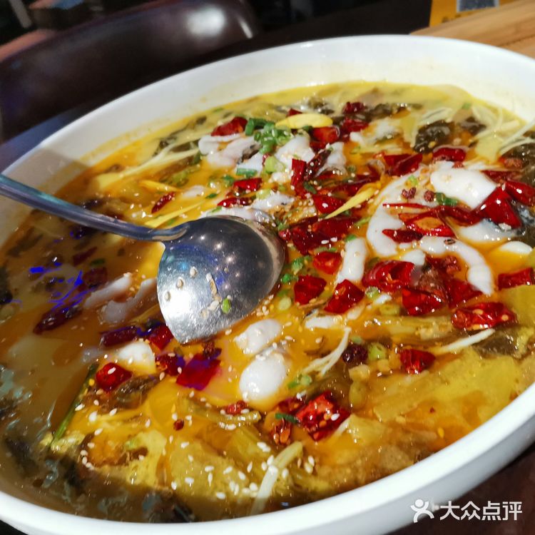黄金酸菜鱼味道出乎意料的好，连汤都没剩下
