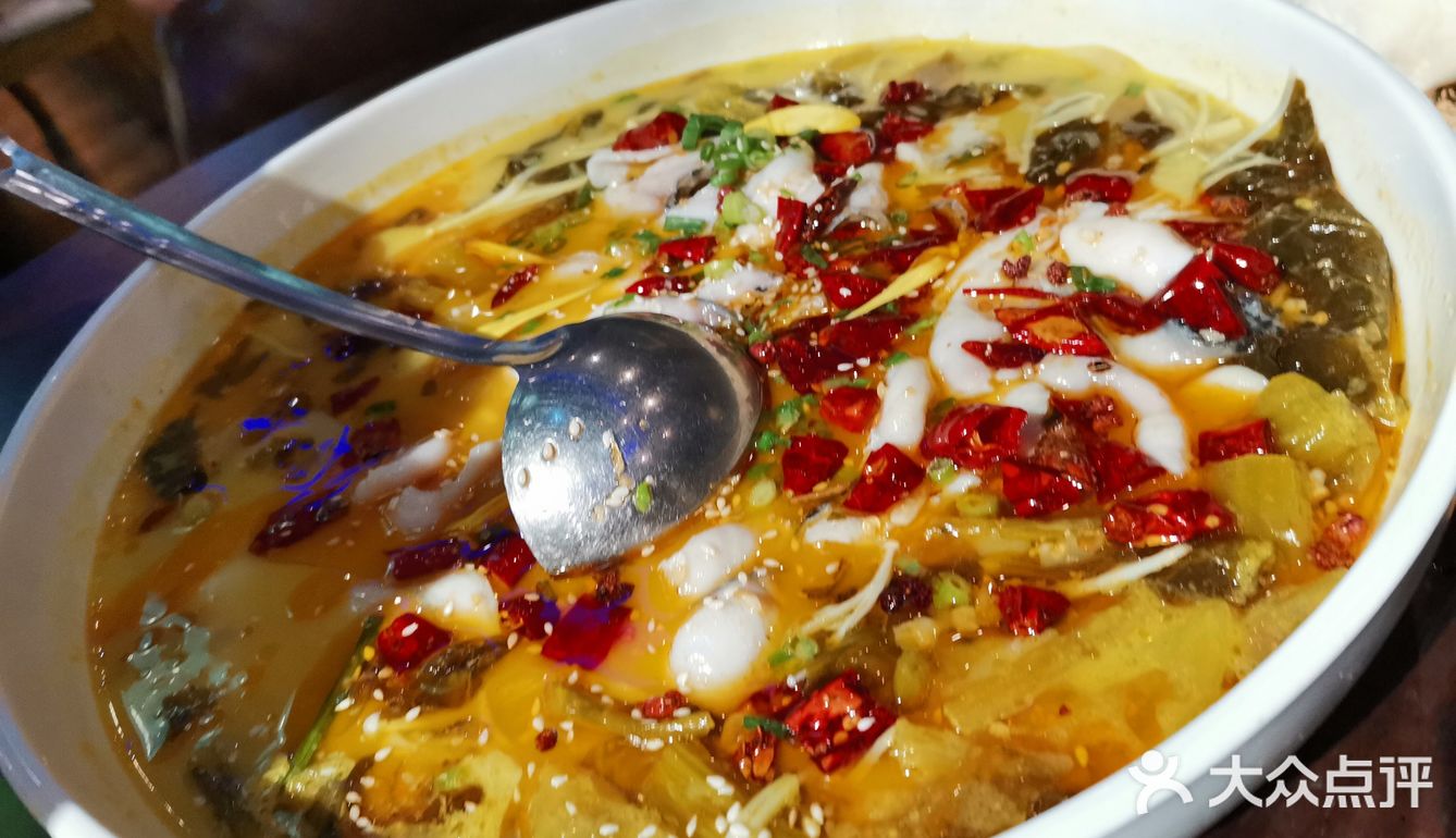 黄金酸菜鱼味道出乎意料的好,连汤都没剩下