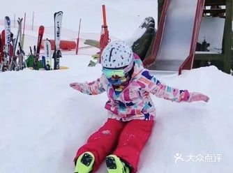 随着滑雪运动的普及，也经常能在网上看到宝宝滑雪的身影