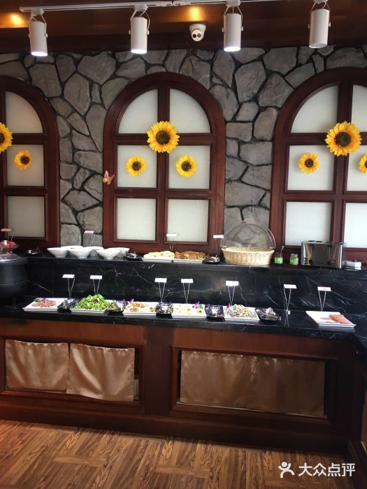 满洲里饭店-尼基金俄餐厅自助取餐区图片