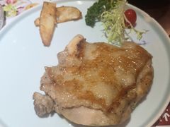 香煎脆皮鸡扒拼孜然猪软骨扒-杯子红牛排(西樵店)