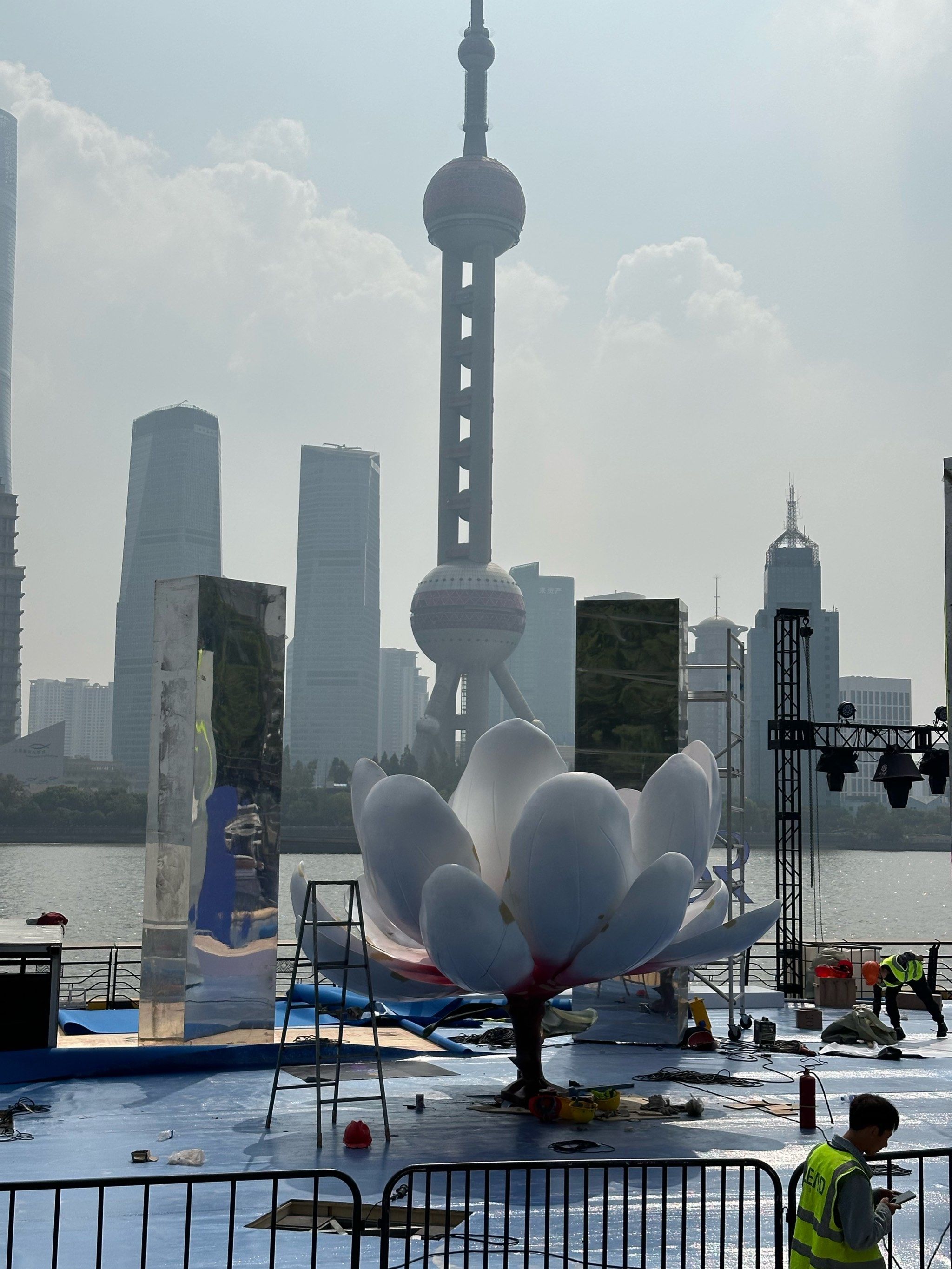 北外滩惊现巨型白玉兰!黛莱熙快闪活动大舞台!