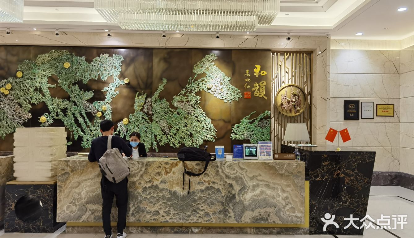 地下室有车位（住宿完领停车券）