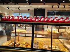 面包甜点陈列柜-皇冠幸福里动物奶油生日蛋糕(龙阳村地铁站店)