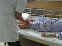 主治医生&nbsp;侯健雷&nbsp;认真巡诊伤情-中国人民解放军总医院第三医学中心