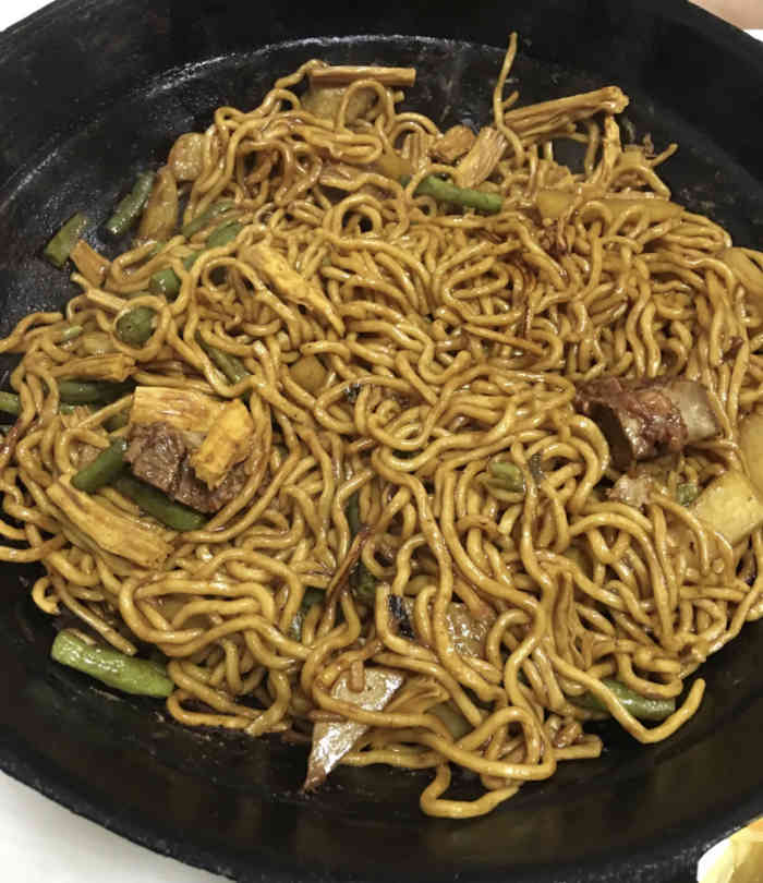 铁锅焖面烩酸菜-"疫情防控常态化了,这个店重张开业也有些日.