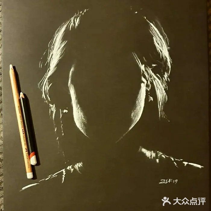 犹抱琵琶半遮面，这样的素描画太酷了，仿佛会发光 。[加油]