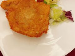 崇明生态猪炸猪排配辣酱油-红房子西菜馆(淮海中路店)