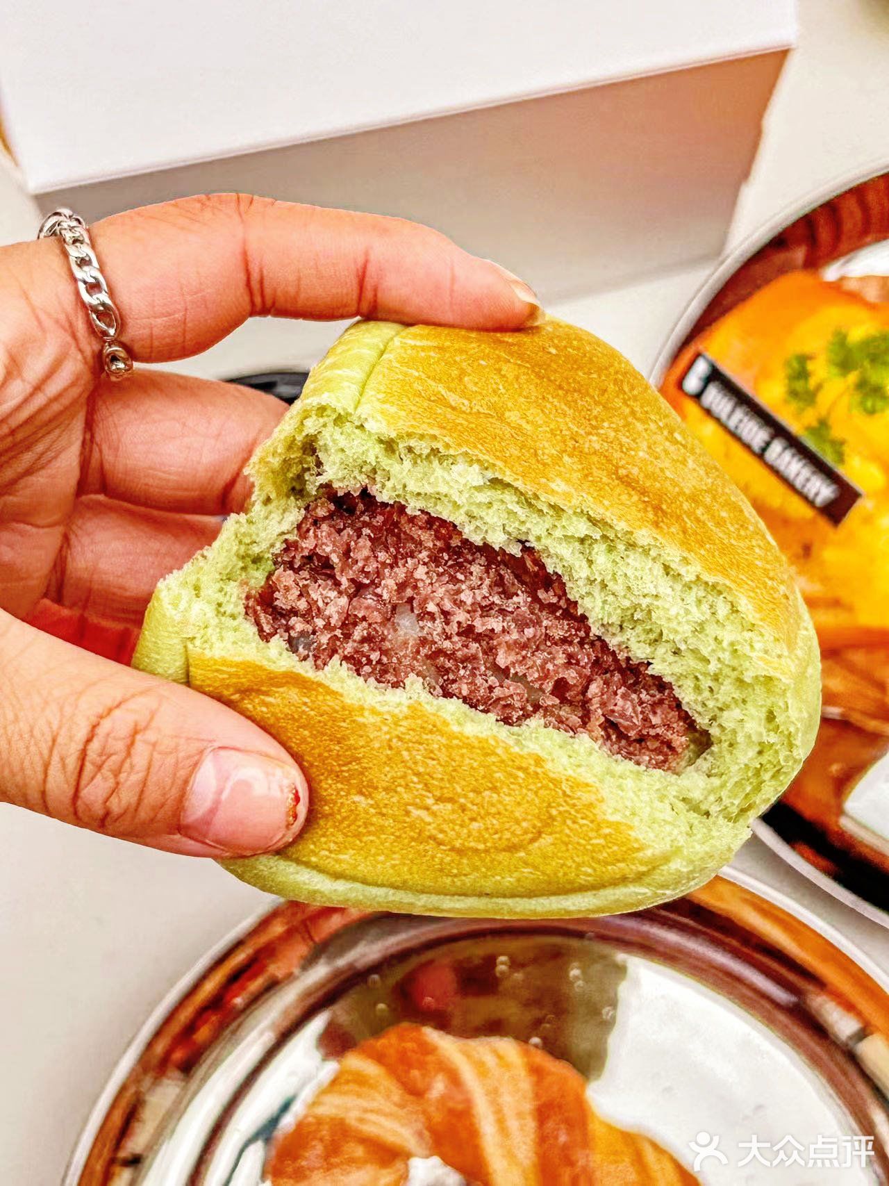 上海超火的面包店揭秘：不雷的面包，美味与创意的完美结合！