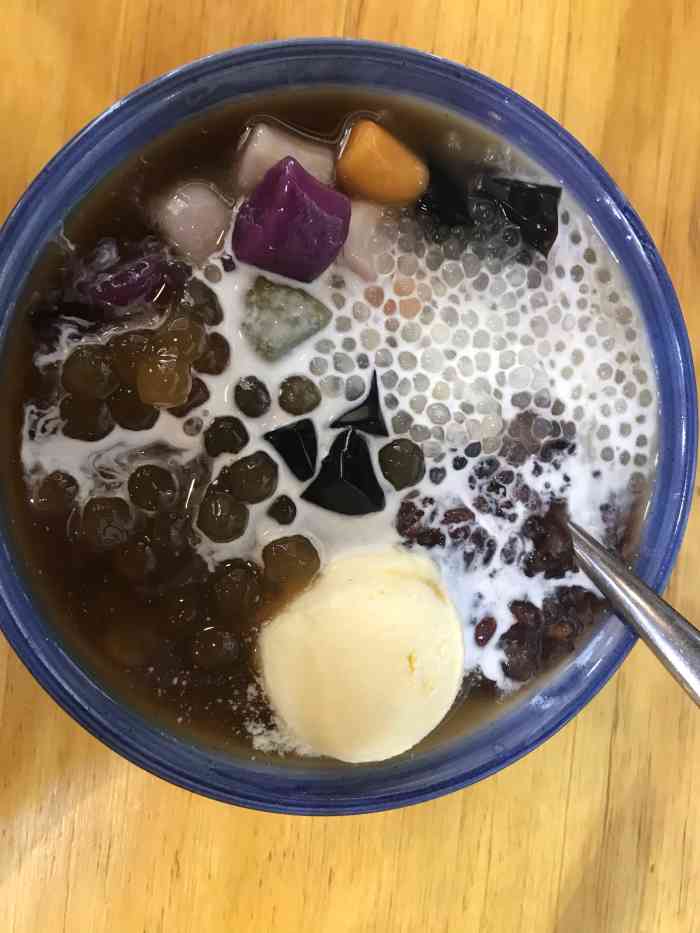 【地址】 公明天虹后面,姚记甜品  [环境] 店内装修小清新,店内有一些