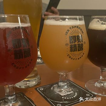 今天和好朋友一起去老菜场吃饭 吃完后想着找个地方坐一