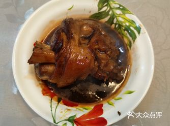 1、肘子毛拔干净。 2、水中加葱姜煮半个小时。