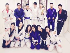 -菠萝格斗巴西柔术训练馆