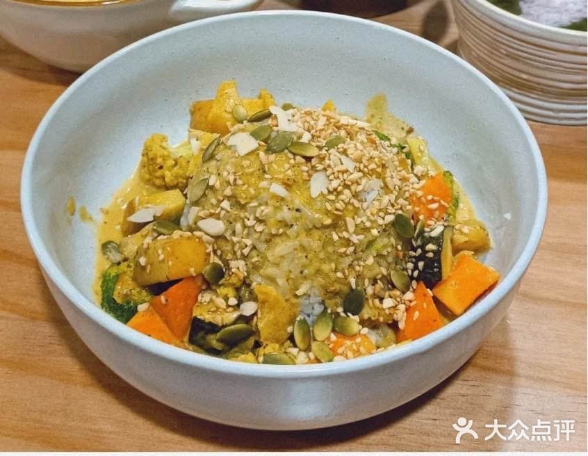 台风过境🌀出来觅食🍚 离家不远的素食餐厅