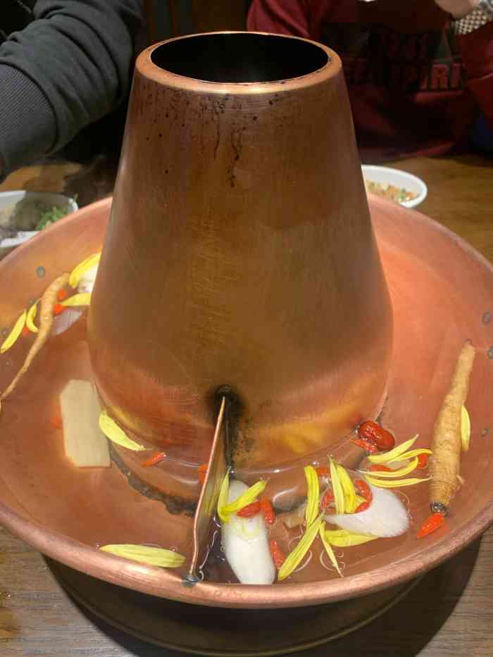 铁瓷涮肉·清真(洋桥店)-"位于洋桥大中电器马路西边 总共二层 .