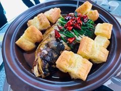 葱烧鱼头配油条-满乡小馆