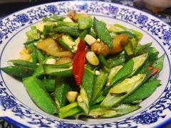 秋葵炒肉-绿色菜园·农家土菜(贤山店)