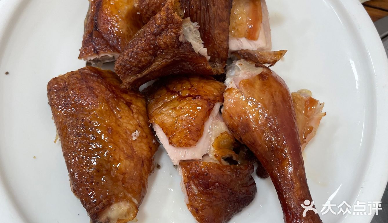 我们点了团购双人套餐店内的招牌菜,烧鸡外皮金黄酥脆