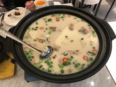 府宴猪骨鱼头汤-膳博士·府宴餐厅(猪猪星球店)