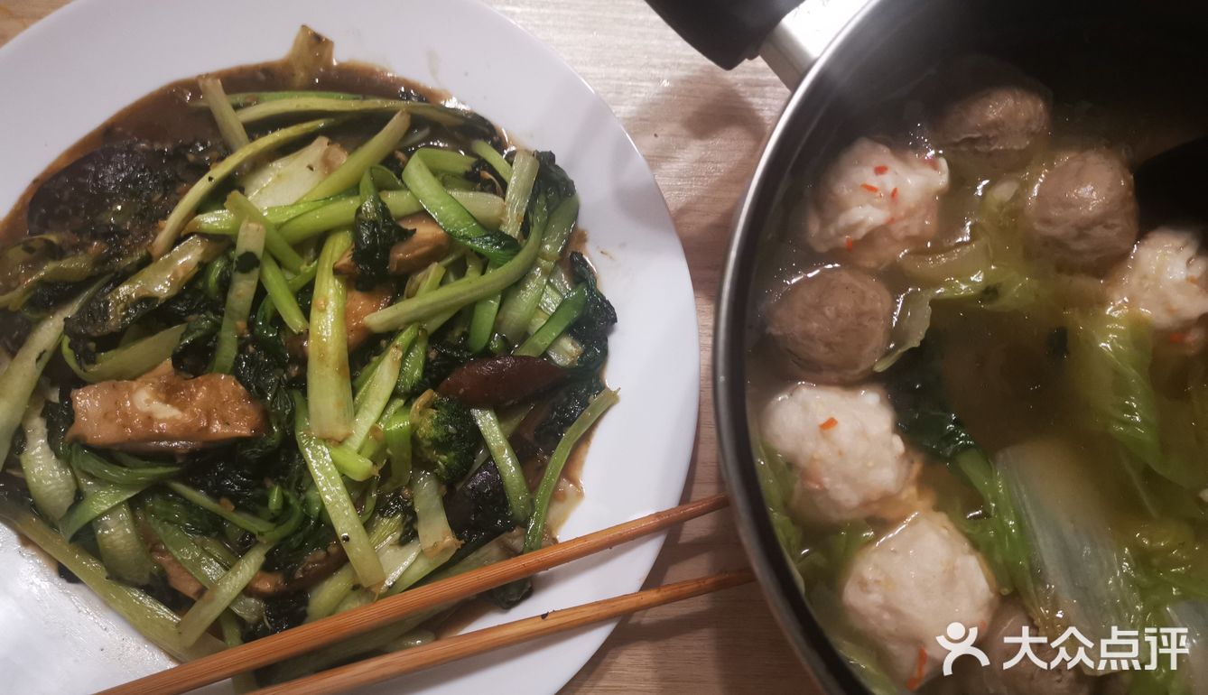 加入少量耗油、酱油、醋、胡椒粉调味 加入蔬菜
