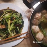 加入少量耗油、酱油、醋、胡椒粉调味 加入蔬菜