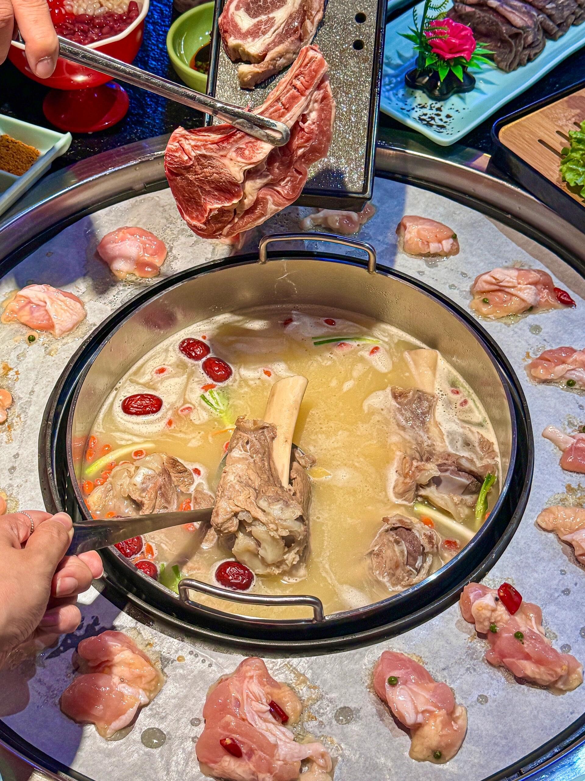 下班和同事随便选了一家火锅店
有点出乎意料好吃