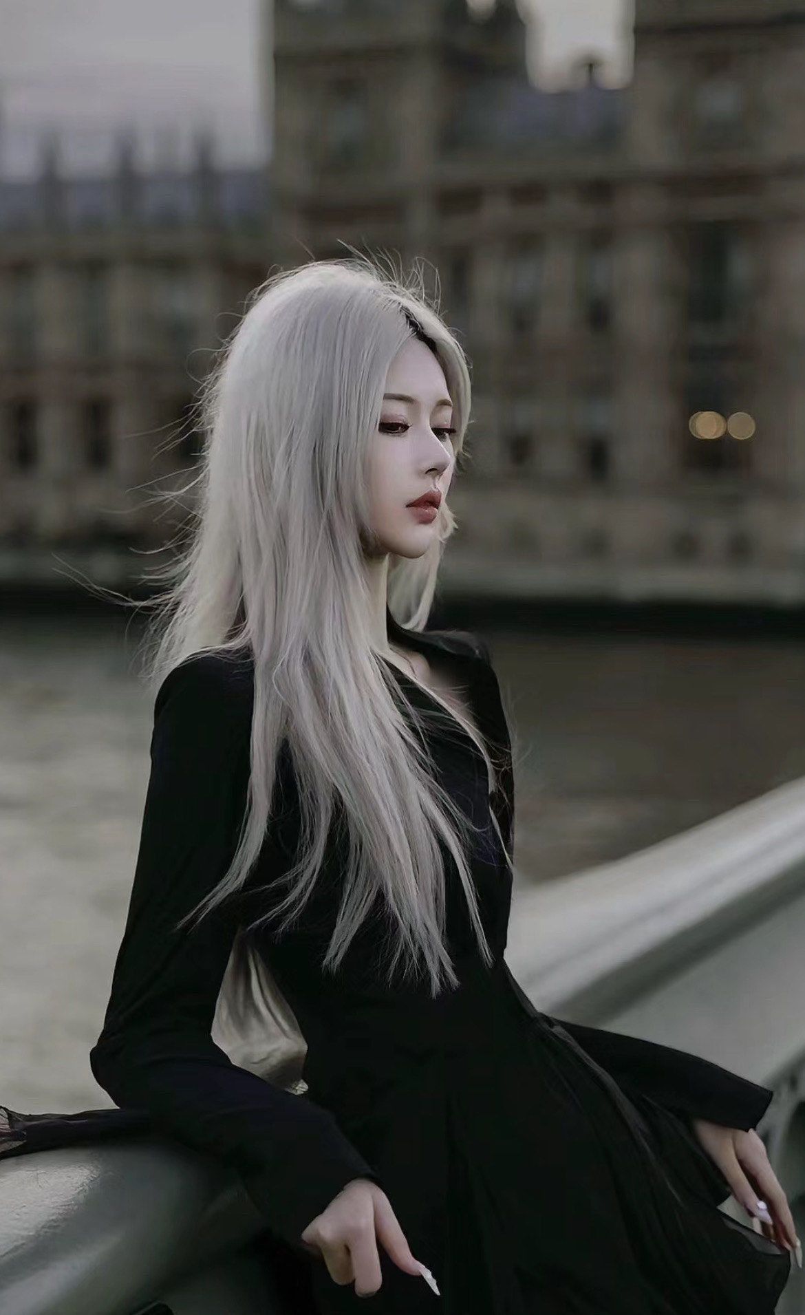 灰发长发美女