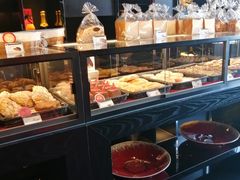 面包甜点陈列柜-Salon de The de Joel Robuchon(外滩18号店)